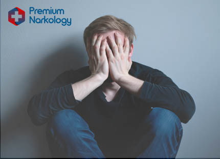 Проявления алкогольной энцефалопатии Мужчина закрыл лицо ладонями